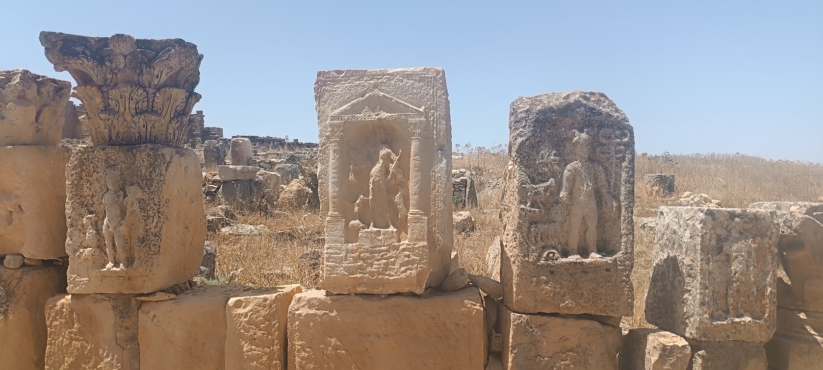 Bas-reliefs antiques découverts sur le site de Madaure